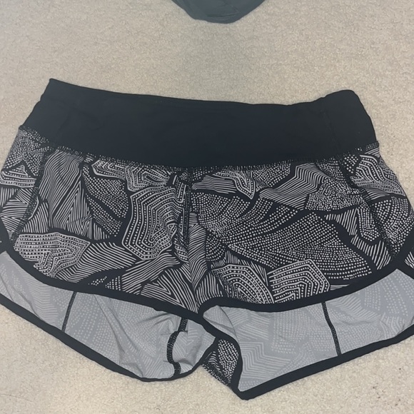 Lululemon speed up 2.5 inch size 4 shorts - Picture 2 of 4